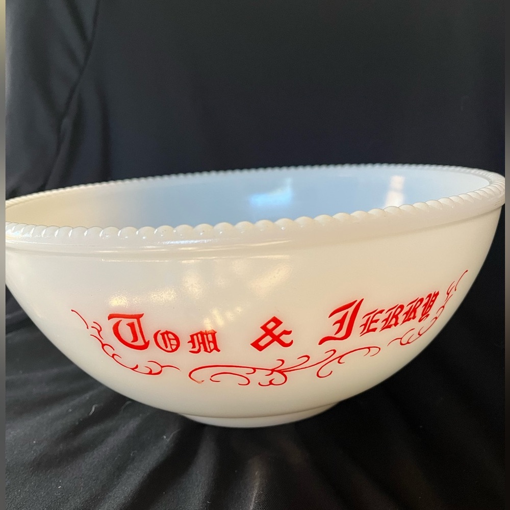 White and Red Tom and Jerry punch bowl.